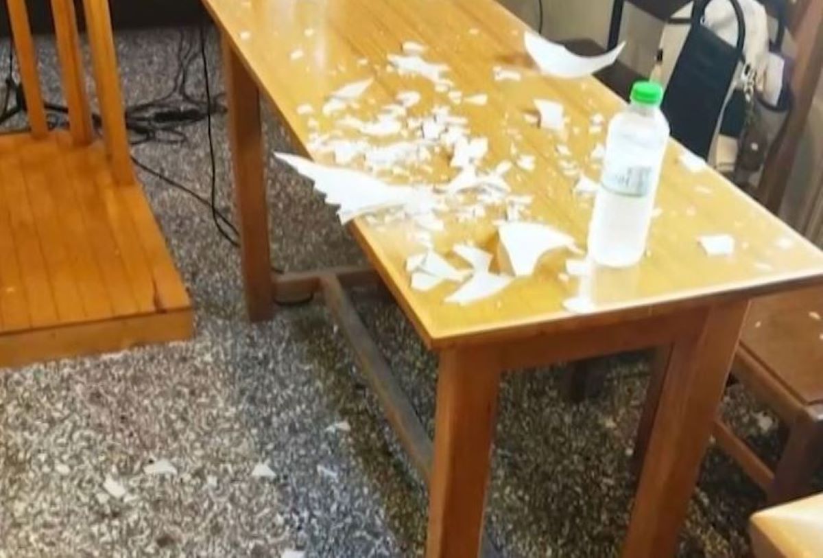 Νάουσα: Φωτιστικό προσγειώθηκε στο κεφάλι δικηγόρου στο Πρωτοδικείο – «Ήμουν απίστευτα τυχερή, δεν έπαθα τίποτα»