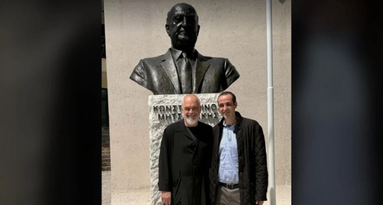 Ο Δημητριάδης στη Δερβιτσάνη – Τιμητική επίσκεψη στο άγαλμα του παππού του με τον Έντι Ράμα
