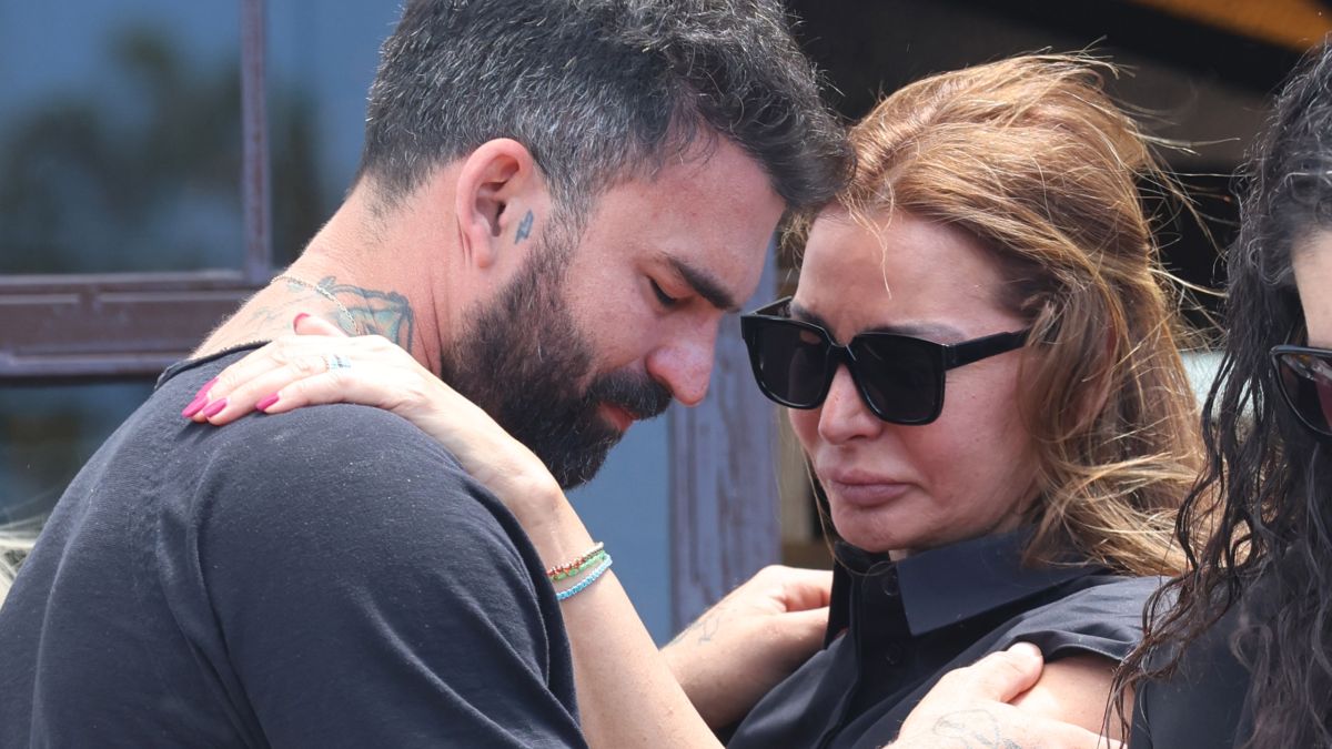 Αποχαιρετισμός Μαστροκώστα: Συγκλονίστηκε η Μαρία Καλάβρια στην αγκαλιά του Δημήτρη Αλεξάνδρου – Εικόνες
