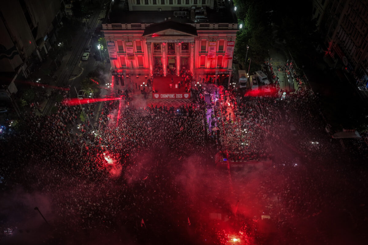 Ολυμπιακός: Ασταμάτητο γλέντι για τους θριαμβευτές της Euroleague – 100.000 φίλαθλοι αποθέωσαν Μπαρτζώκα και ομάδα στον Πειραιά 21 Ολυμπιακός: Ασταμάτητο γλέντι για τους θριαμβευτές της Euroleague – 100.000 φίλαθλοι αποθέωσαν Μπαρτζώκα και ομάδα στον Πειραιά