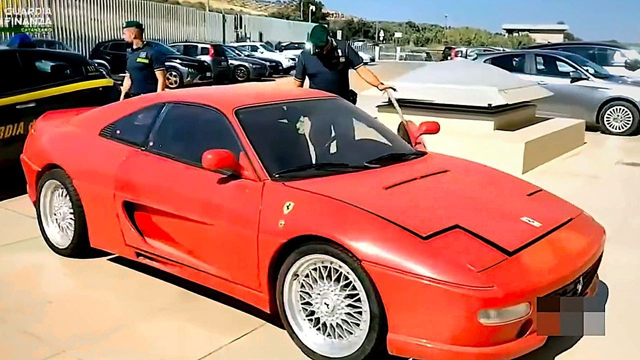 Ferrari “μαϊμού” κατάσχεται στην Ιταλία από αστυνομικούς