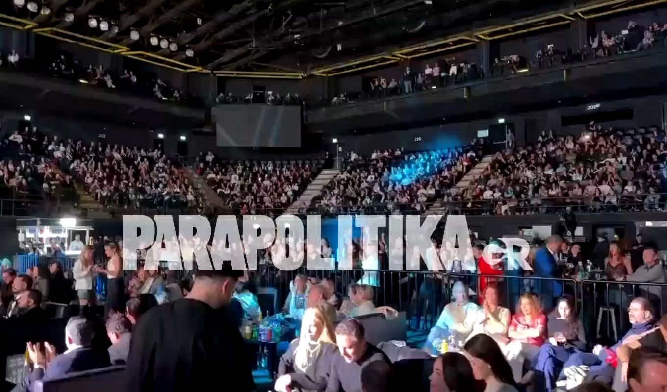 Γεμάτη η “Volkswagen Arena” στη Κωνσταντινούπολη από τη μεγάλη συναυλία του Αντώνη Ρέμου