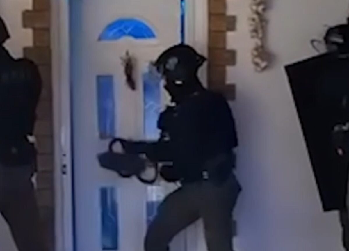 Καρέ καρέ η επιχείρηση του ελληνικού FBI σε σπίτια σπείρας που προσποιούνταν υπαλλήλους του ΔΕΔΔΗΕ – Λεία άνω των 3 εκατ. ευρώ