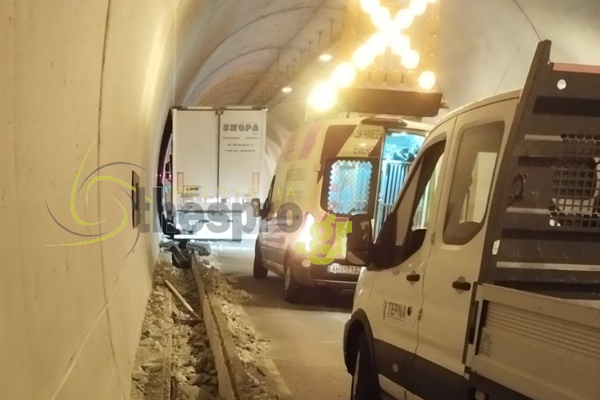 Τροχαίο στην Εγνατία: Οδηγός φορτηγού υπό την επήρεια αλκοόλ κατέστρεψε πεζοδρόμιο 50 μέτρων