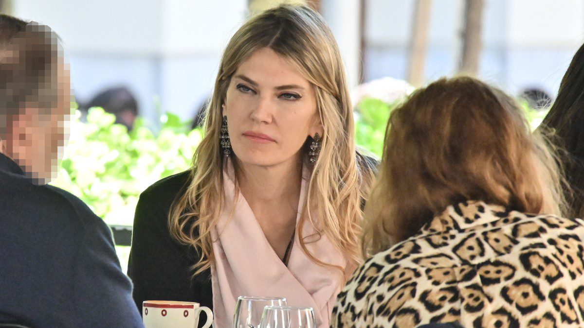 Εύα Καϊλή: Ασυνήθιστη δημόσια παρουσία μετά τις σοβαρές κατηγορίες – Ποιος ήταν στο πλευρό της (Φωτογραφίες)