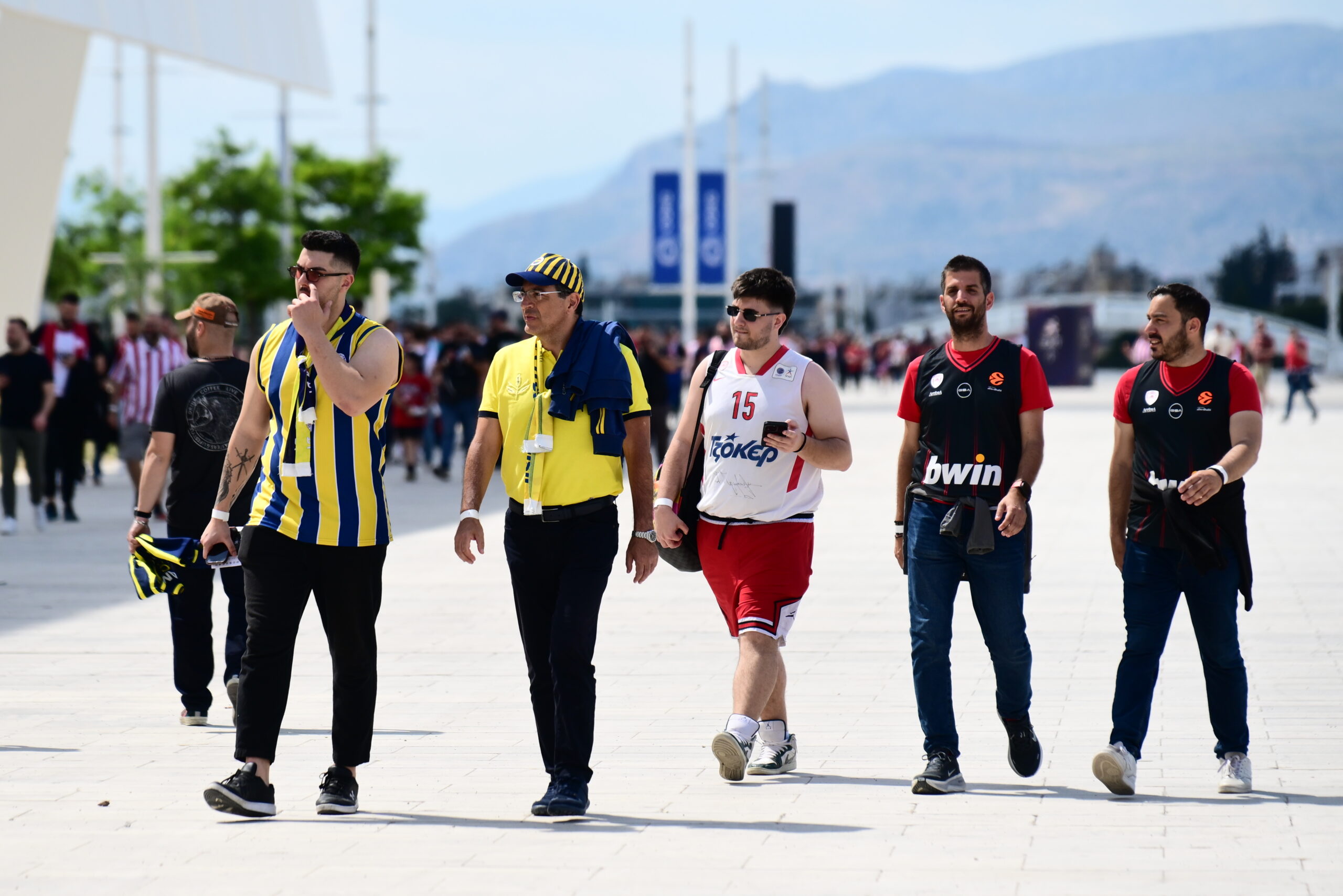 Euroleague Final Four: Φίλαθλοι του Ολυμπιακού και της Φενερμπαχτσέ αγκαλιά έξω από το T- Center πριν τον μεγάλο ημιτελικό