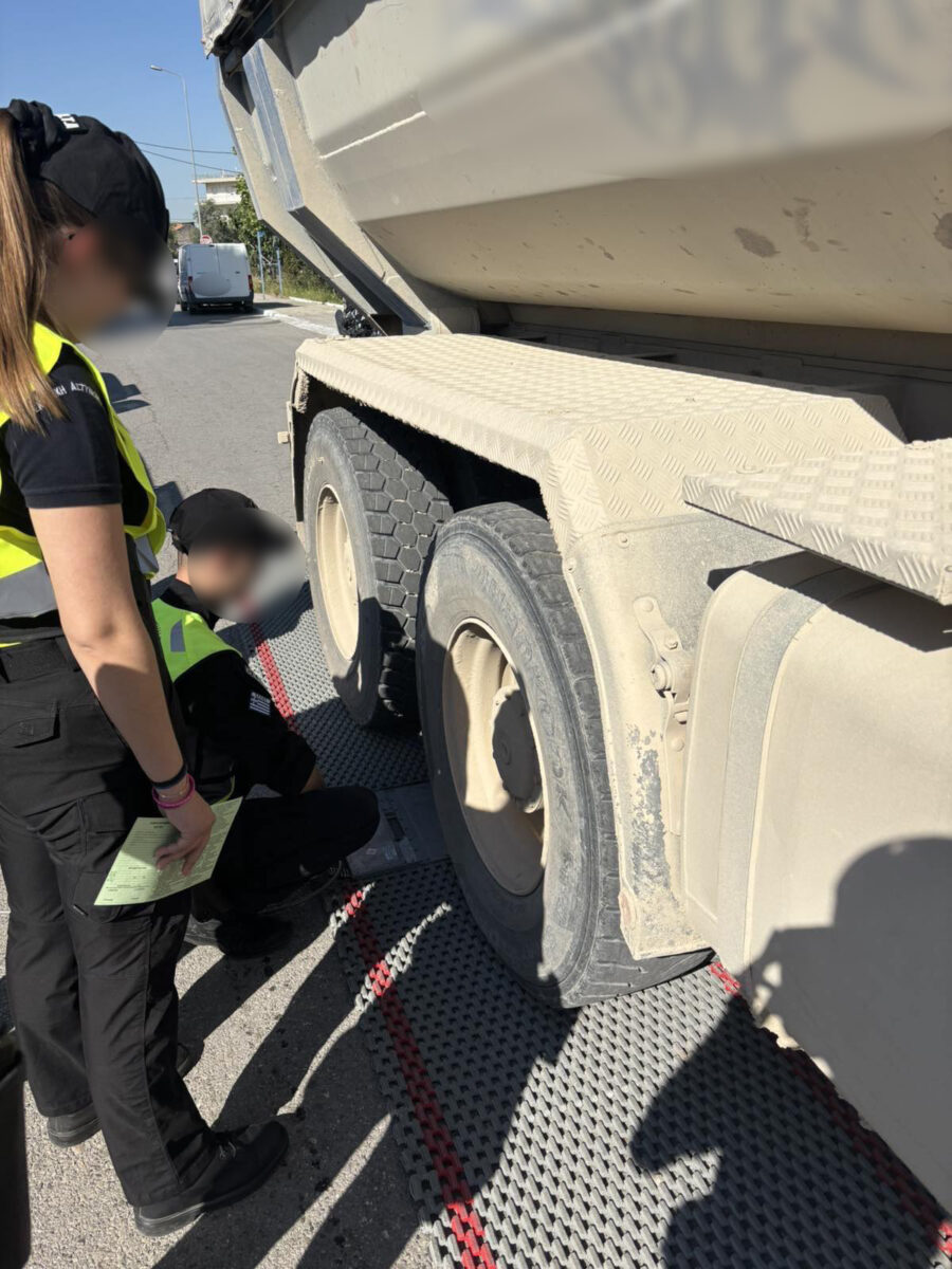 Πλήθος παραβάσεων σε ελέγχους φορτηγών στην Αττική – Τι ανακάλυψαν οι αστυνομικοί