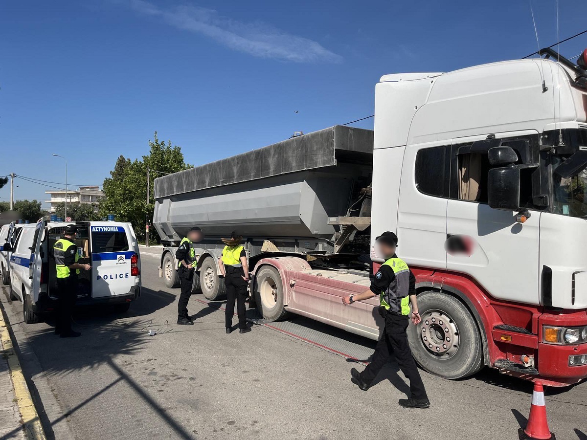 Πλήθος παραβάσεων σε ελέγχους φορτηγών στην Αττική – Τι ανακάλυψαν οι αστυνομικοί