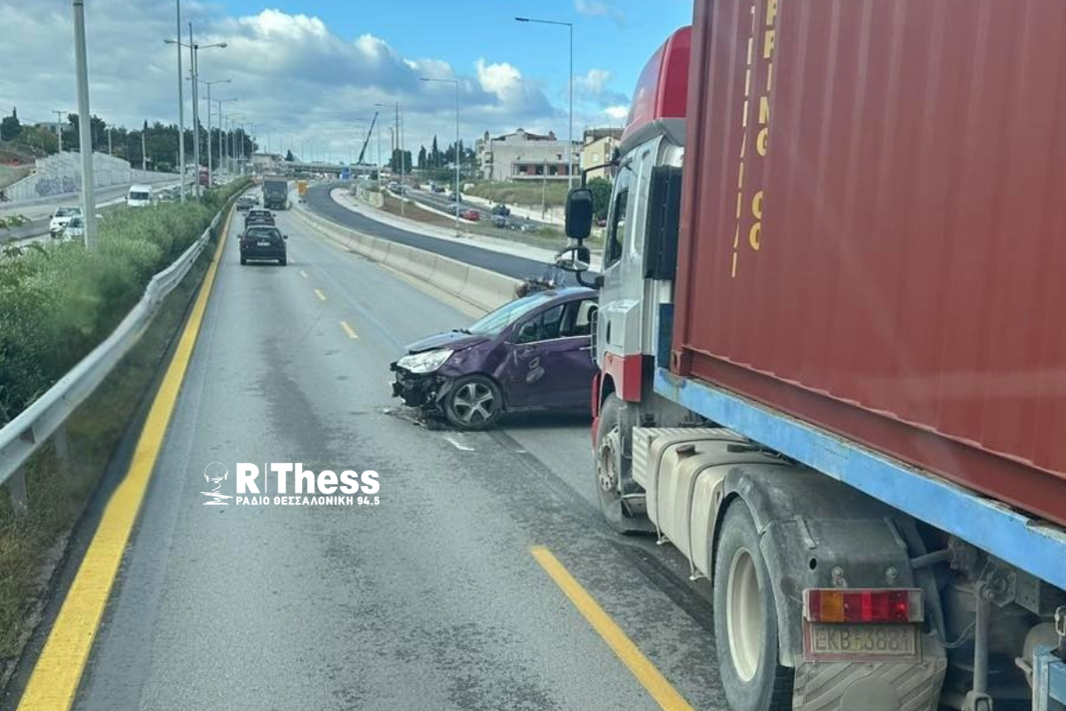 Φορτηγό χτύπησε ΙΧ – Ρεύμα ανατολικά Πανόραμα στον Περιφερειακό Θεσσαλονίκης