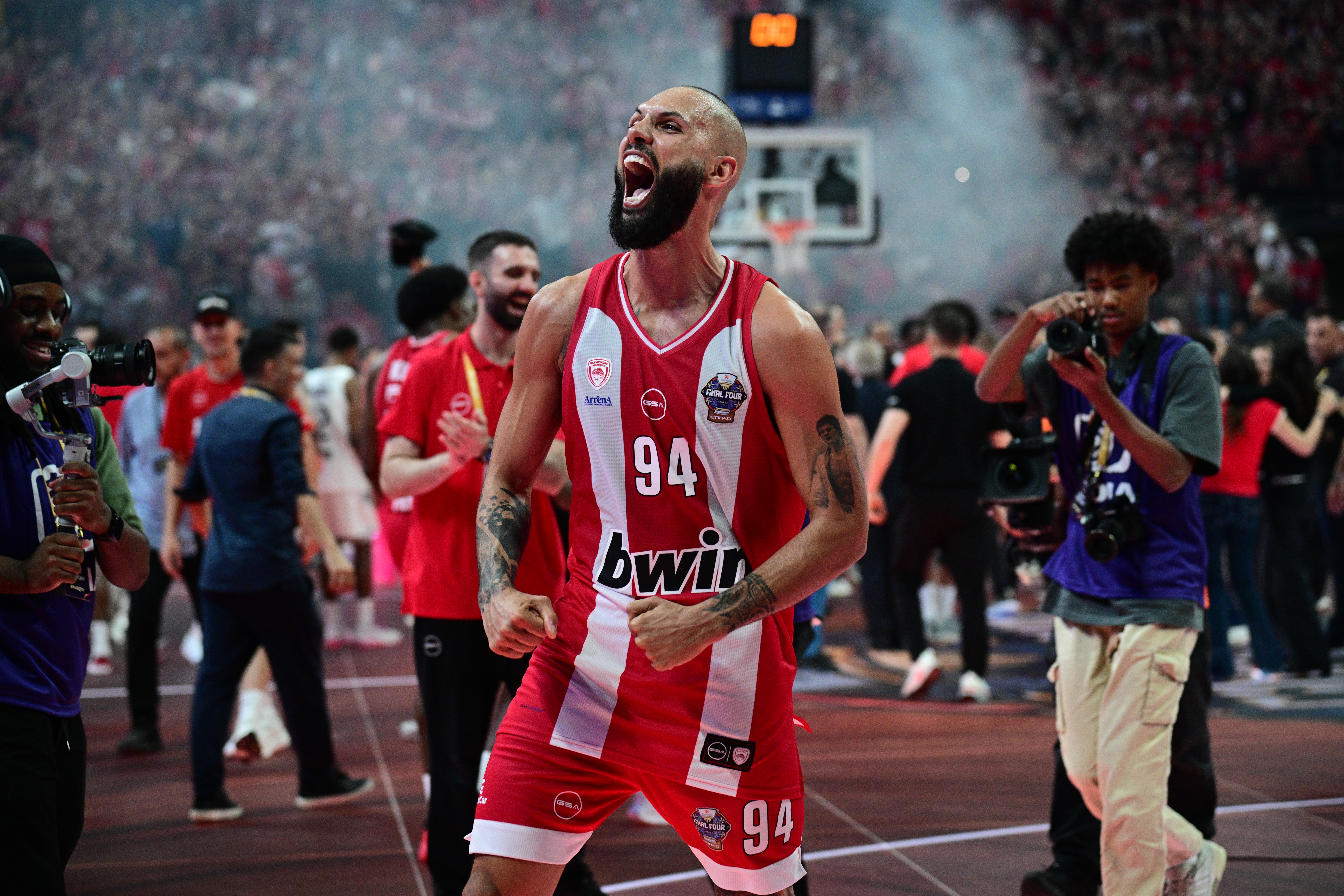 Ολυμπιακός: Τα δάκρυα των Παπανικολάου και Βεζένκοφ και οι ξέφρενοι πανηγυρισμοί των Φουρνιέ και Γουόρντ 9 Ολυμπιακός: Τα δάκρυα των Παπανικολάου και Βεζένκοφ και οι ξέφρενοι πανηγυρισμοί των Φουρνιέ και Γουόρντ