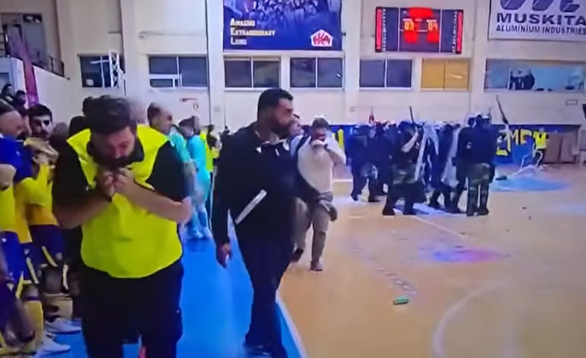 Futsal: Εισβολή οπαδών στο ΑΕΛ – ΑΠΟΕΛ, επεισόδια με ρίψεις αντικειμένων και διακοπή του αγώνα στην Κύπρο