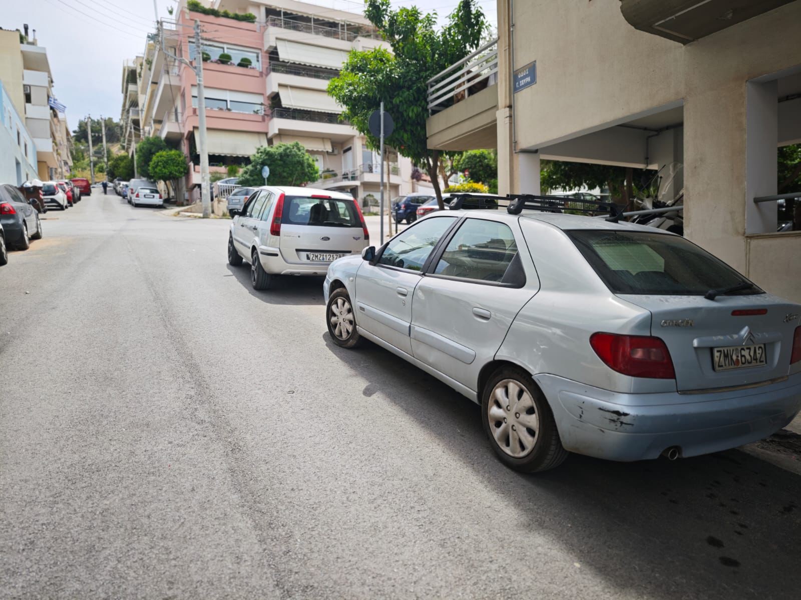 Γαλάτσι: Οδηγός υπό την επήρεια αλκοόλ συγκρούστηκε με τρία παρκαρισμένα αυτοκίνητα