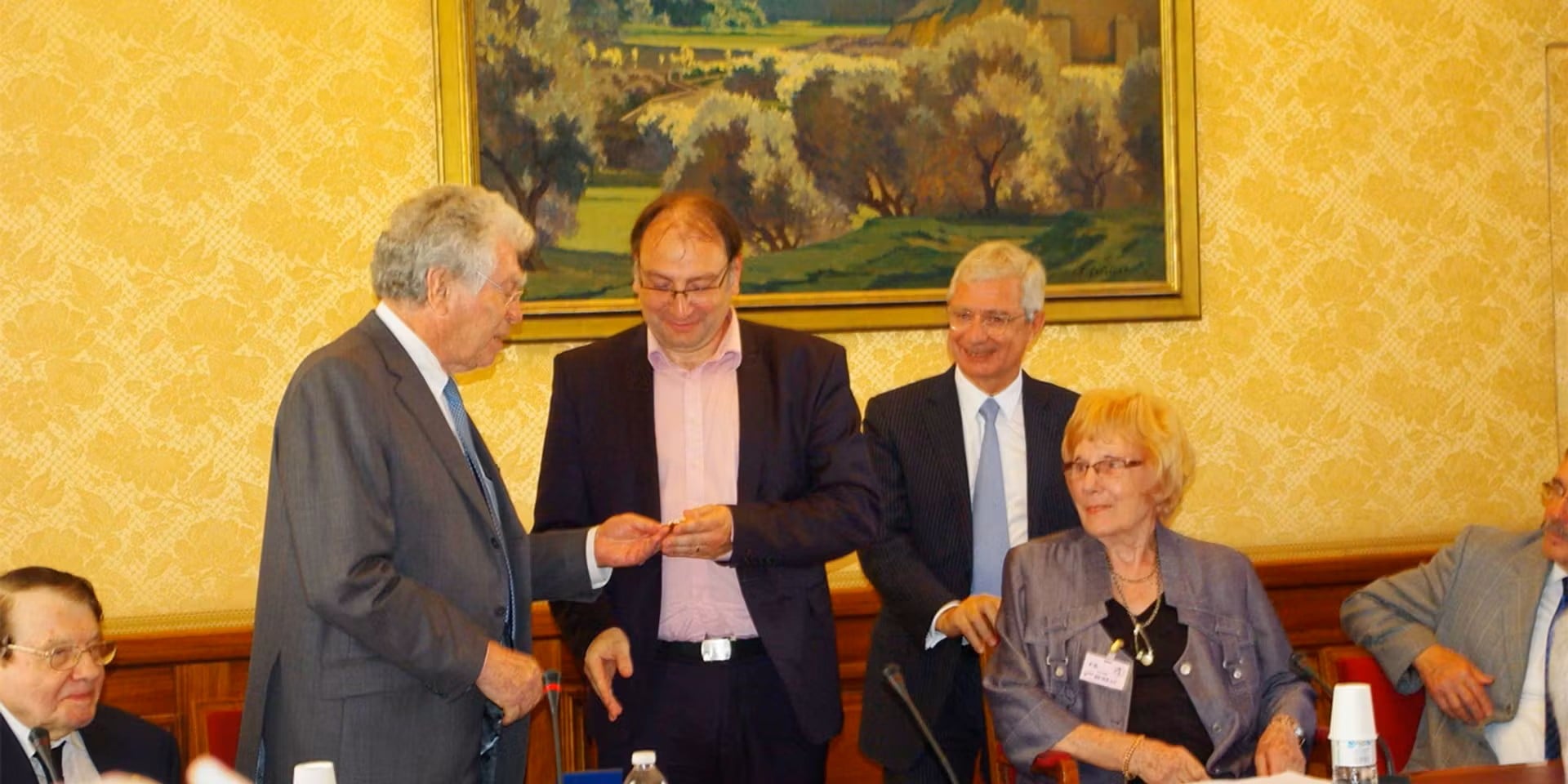Γάλλος ακαδημαϊκός υπό έρευνα επειδή απένειμε στον εαυτό του ένα «μαϊμού» διεθνές βραβείο σε μια απάτη «βγαλμένη από ταινία»