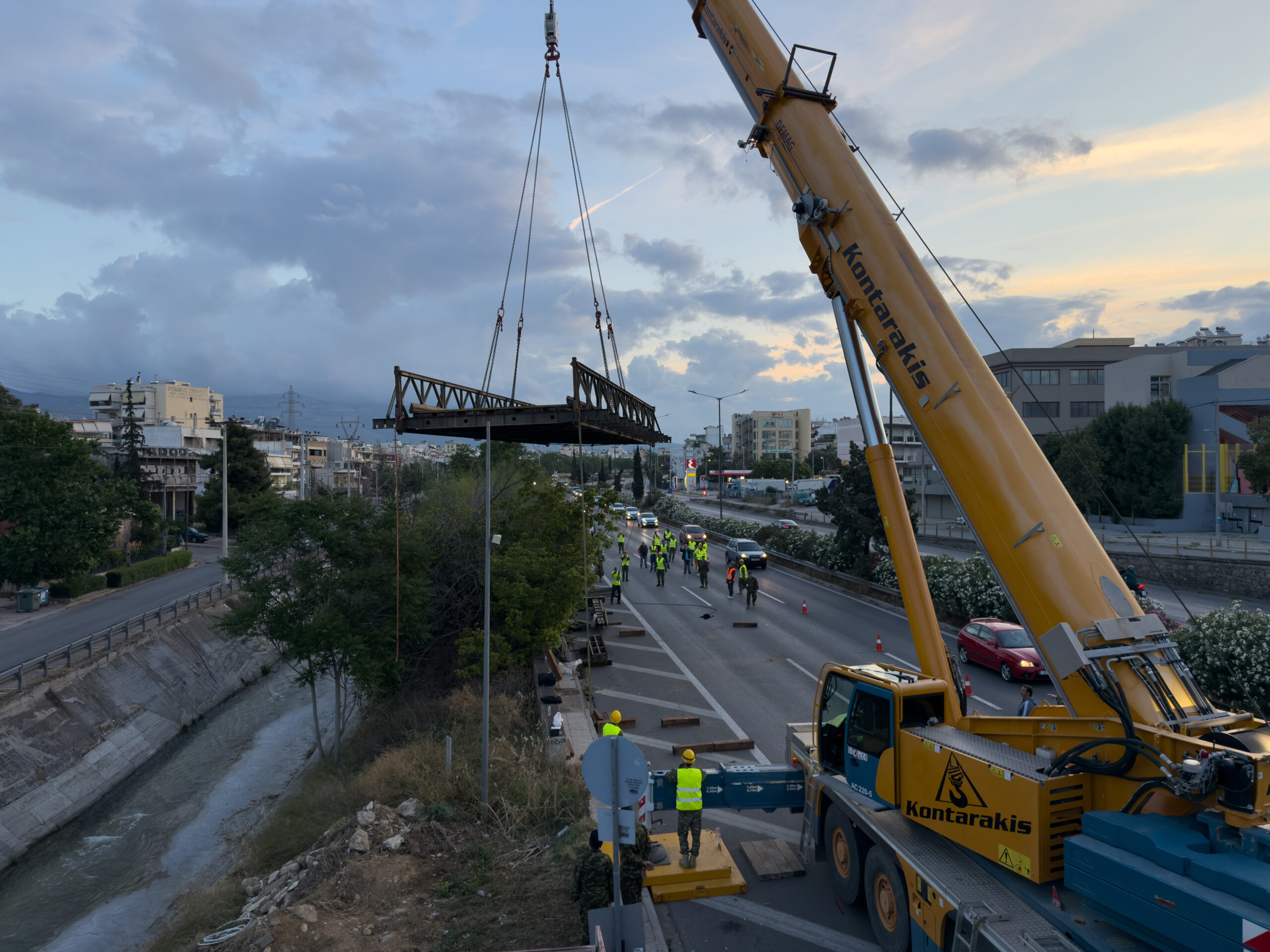 Οι Ένοπλες Δυνάμεις και ο Δήμος Φιλαδέλφειας κατασκεύασαν πεζογέφυρα στον Κηφισό ποταμό – Δείτε εικόνες 10 Οι Ένοπλες Δυνάμεις και ο Δήμος Φιλαδέλφειας κατασκεύασαν πεζογέφυρα στον Κηφισό ποταμό – Δείτε εικόνες