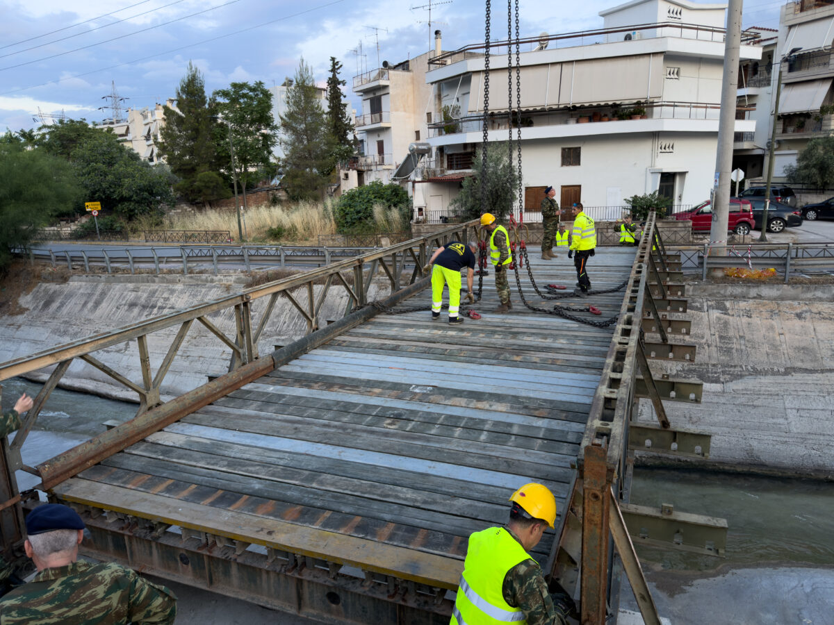 Οι Ένοπλες Δυνάμεις και ο Δήμος Φιλαδέλφειας κατασκεύασαν πεζογέφυρα στον Κηφισό ποταμό – Δείτε εικόνες