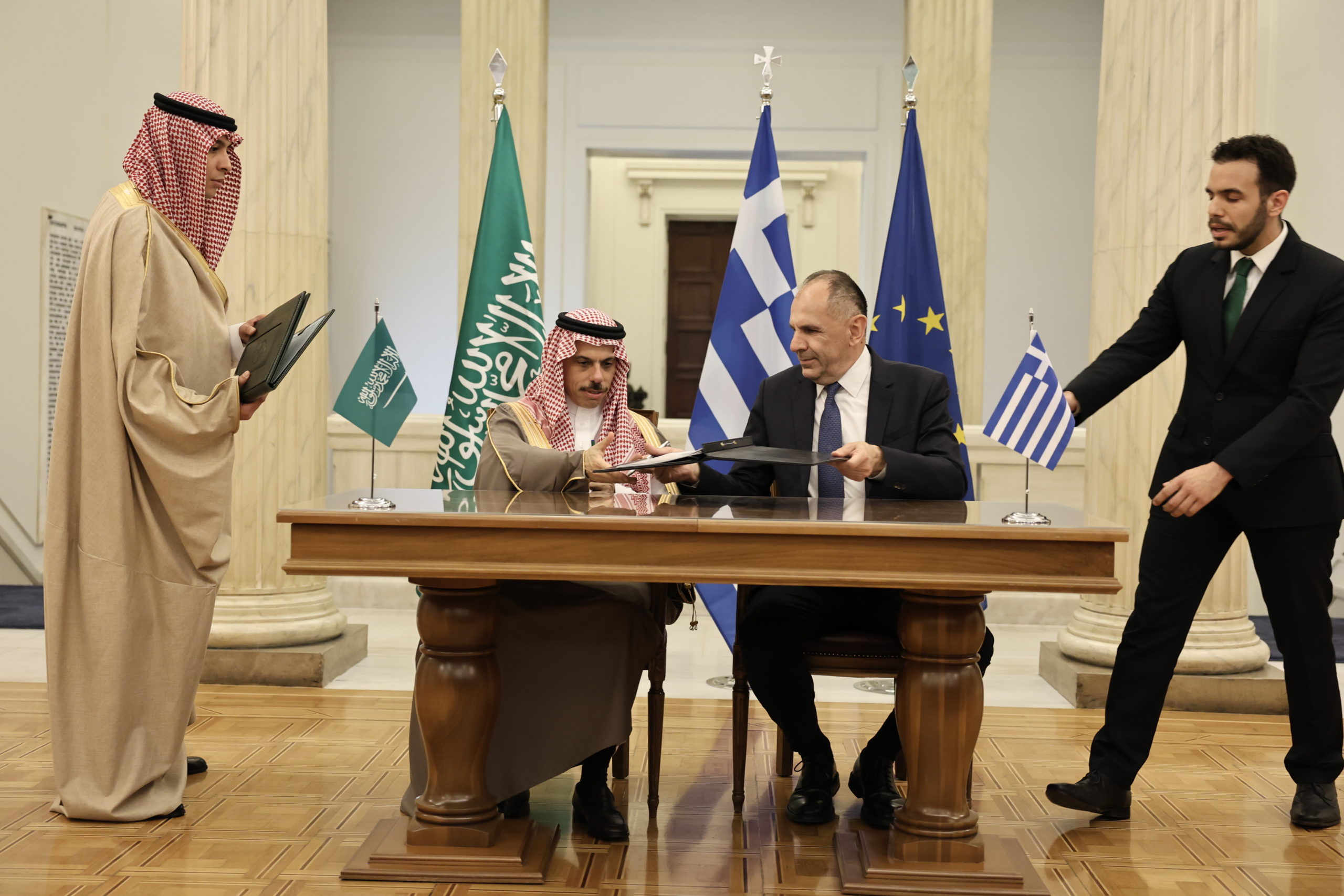 Συνάντηση Γεραπετρίτη με τον ΥΠΕΞ της Σαουδικής Αραβίας – Επικυρώθηκε το άριστο επίπεδο των διμερών σχέσεων 8 Γιώργος Γεραπετρίτης, Πρίγκιπα Faisal bin Farhan Al Saud