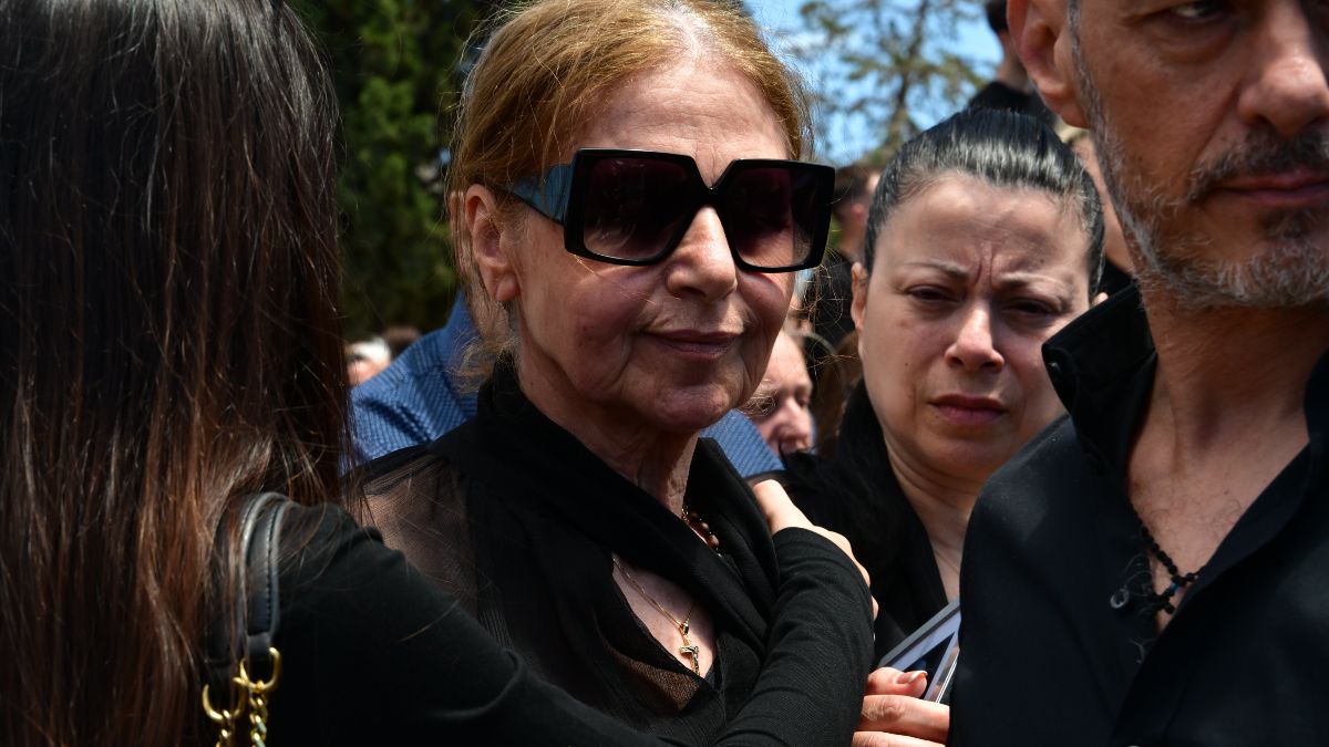 Κηδεία Μαστροκώστα: Συγκλονίζει η εικόνα της μητέρας της – Η στιγμή που σηκώνει το βλέμμα κρατώντας τη φωτογραφία της