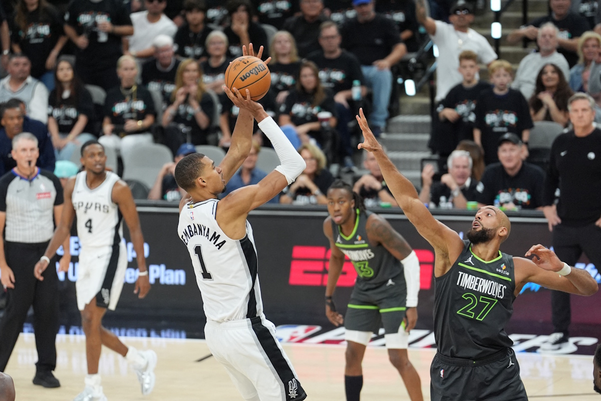 NBA πλέι οφ: Οι Σπερς κατατρόπωσαν τους Τίμπεργουλβς και ισοφάρισαν τη σειρά – Οι Νικς προηγήθηκαν 2-0 απέναντι στους Σίξερς