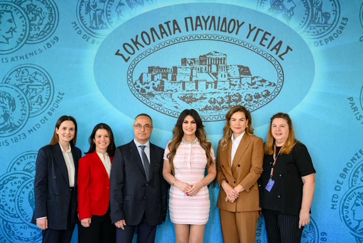 Η Κίμπερλι Γκίλφοϊλ περιηγήθηκε στο θρυλικό εργοστάσιο σοκολάτας «Παυλίδη»