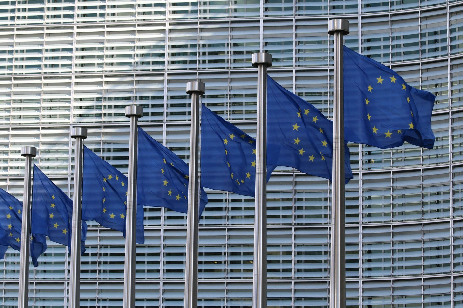 Politico: Αντιμετώπιση φτώχειας χωρίς επιπλέον πόρους – Η πρόταση της Ευρωπαϊκής Επιτροπής για την Τετάρτη