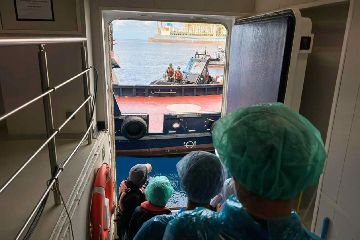Χανταϊός: Προχωρά η εκκένωση του κρουαζιερόπλοιου – Αποβιβάστηκαν οι πρώτοι ταξιδιώτες