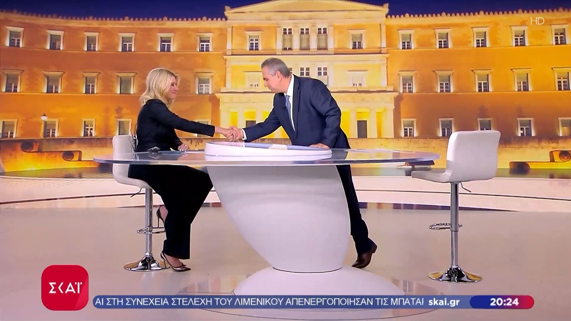 Η υπόκλιση αποχαιρετισμού του Βασίλη Χιώτη στην Σία Κοσιώνη