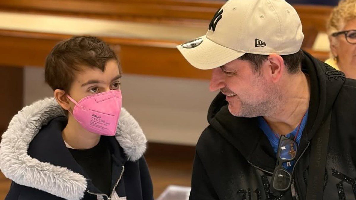 Ηλίας Γκρέκος: Επέστρεψε στην πατρίδα 2 χρόνια μετά τη νοσηλεία της κόρης του – Η συγκίνηση και η υποστήριξη του Άδωνι Γεωργιάδη