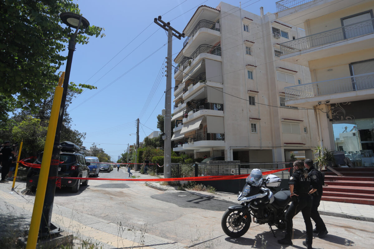 Ηλιούπολη: Σε εξαιρετικά σοβαρή κατάσταση η 17χρονη που έπεσε από την ταράτσα – Σιωπηλός ο πόνος για τη φίλη της