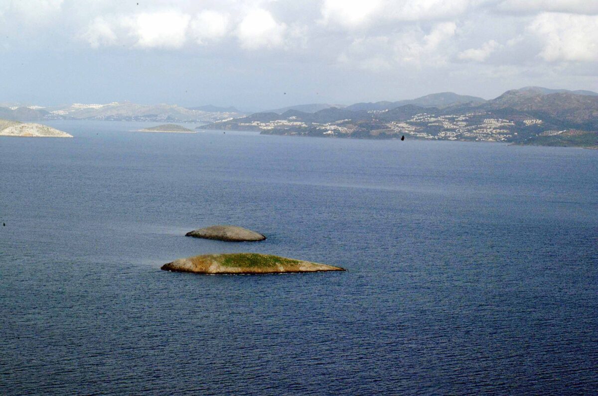 Ίμια: Καλύμνιοι ψαράδες καταγγέλλουν προκλήσεις από την τουρκική ακτοφυλακή – «Γύρισαν το πυροβόλο πάνω στο καΐκι»