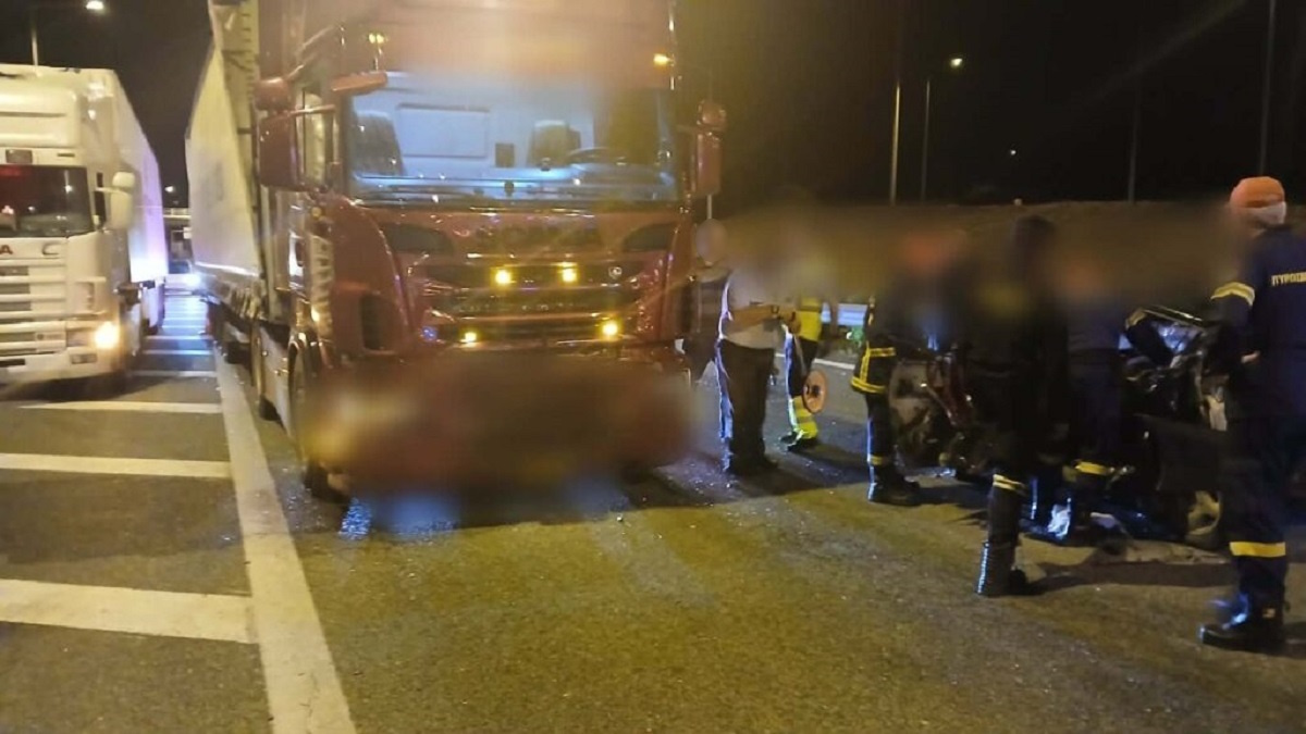 Νταλίκα συγκρούστηκε με ΙΧ στην Ιονία Οδό – Κρίσιμη η κατάσταση ενός άνδρα στο αυτοκίνητο