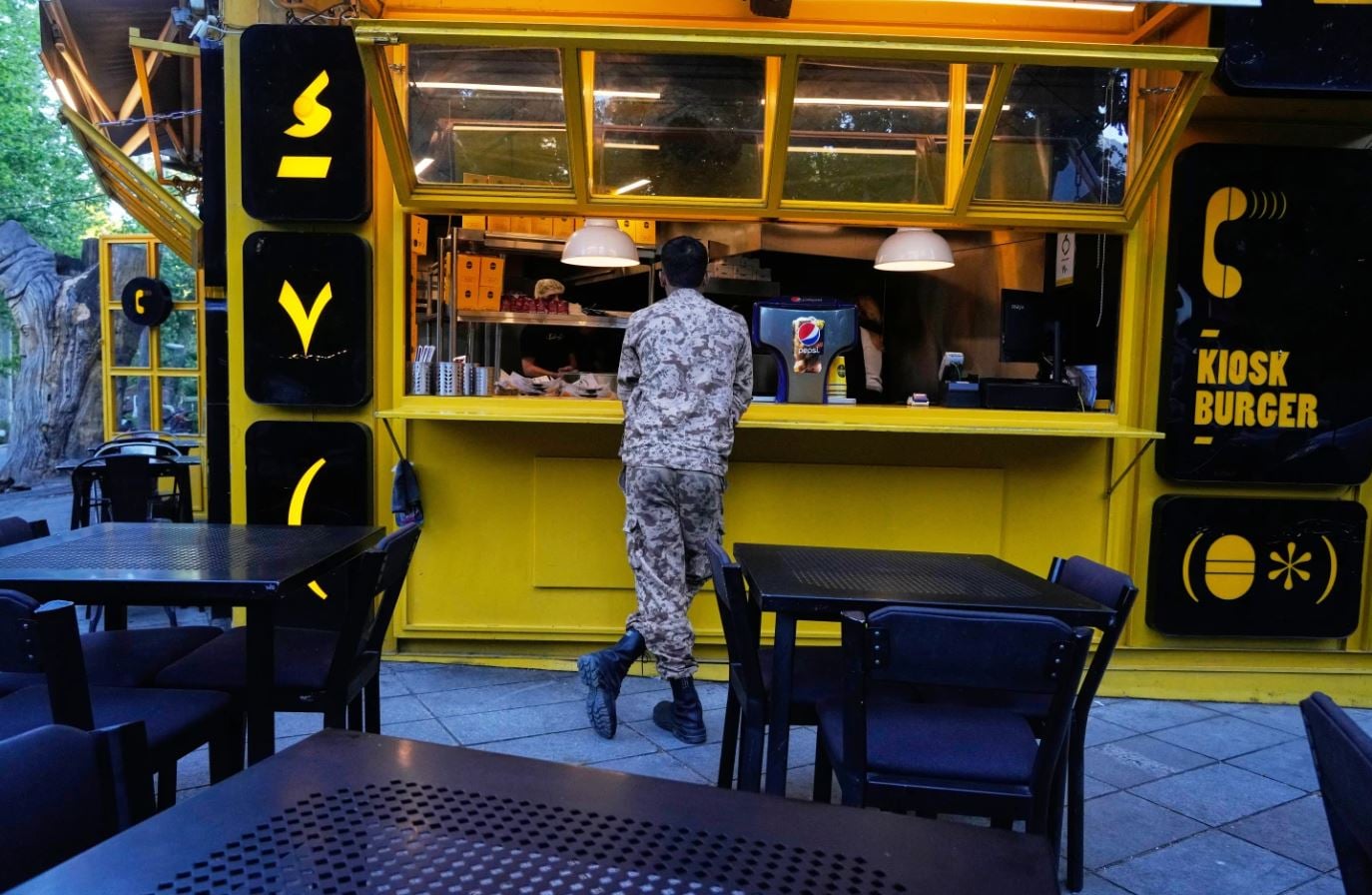 Ιράν: Πώς ο πληθωρισμός και οι κυρώσεις πιέζουν τους πολίτες και τη σταθερότητα της χώρας
