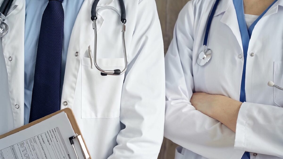 Τρεις συλλήψεις στον Πειραιά για δίκτυο ψεύτικων φυσιοθεραπειών που εκμεταλλευόταν τον ΕΟΠΥ