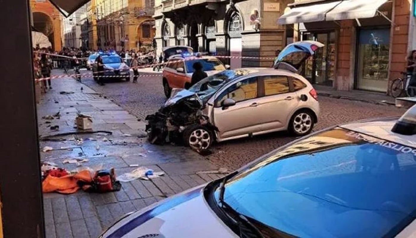 Ιταλία: Όχημα χτύπησε πεζούς στη Μοντένα – Επτά άτομα τραυματίστηκαν