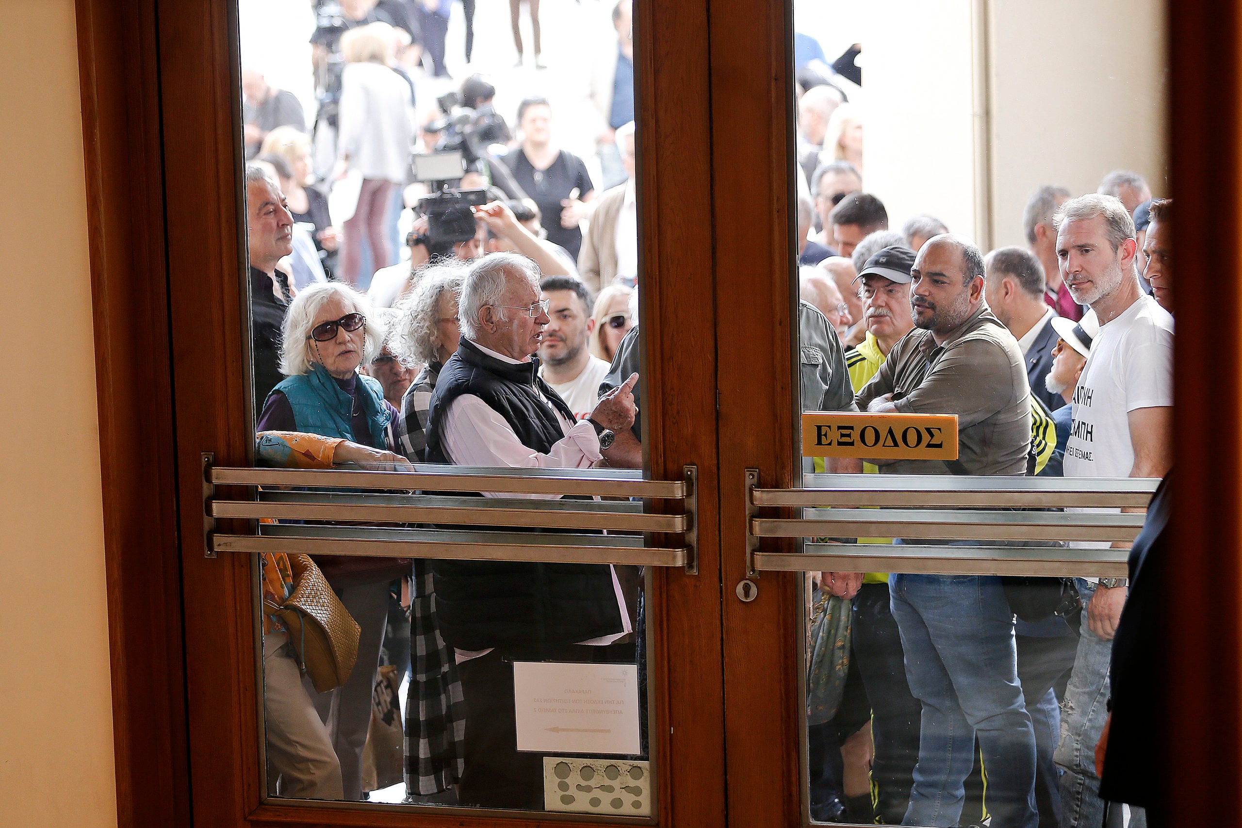 «Ελπίδα για τη Δημοκρατία» το κόμμα της Μαρία Καρυστιανού – Το μαύρο τριαντάφυλλο, η έκπληξη με την Μουτσάτσου και οι παρουσίες στο «Ολύμπιον»