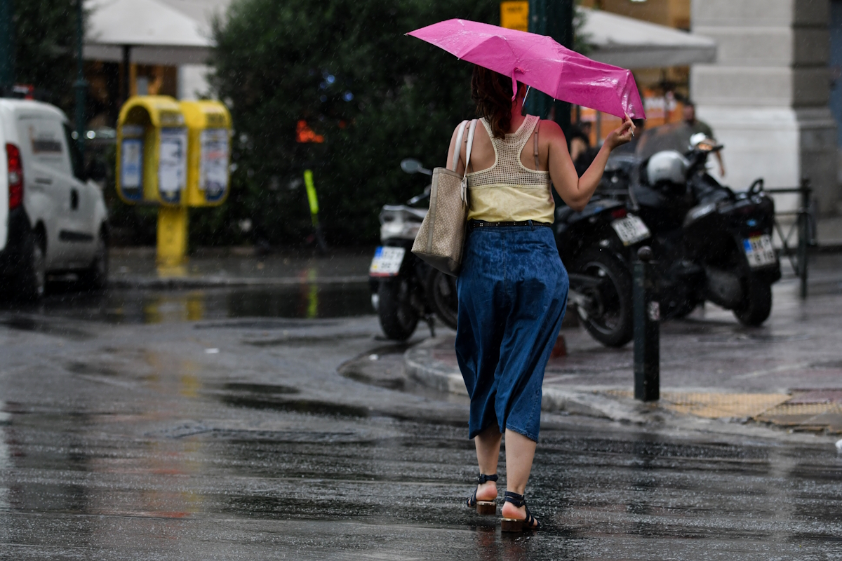 Καιρός σήμερα: Σποραδικές βροχοπτώσεις και άνοδος θερμοκρασίας – Δυνατοί άνεμοι έως 7 μποφόρ στα πελάγη