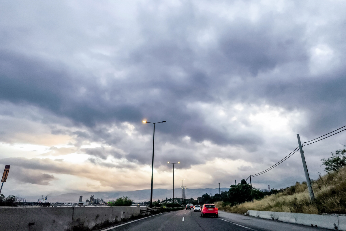 Καιρός αύριο: Νεφώσεις και σποραδικές βροχοπτώσεις σε Αττική και Θεσσαλονίκη – Ελαφρά πτώση θερμοκρασίας
