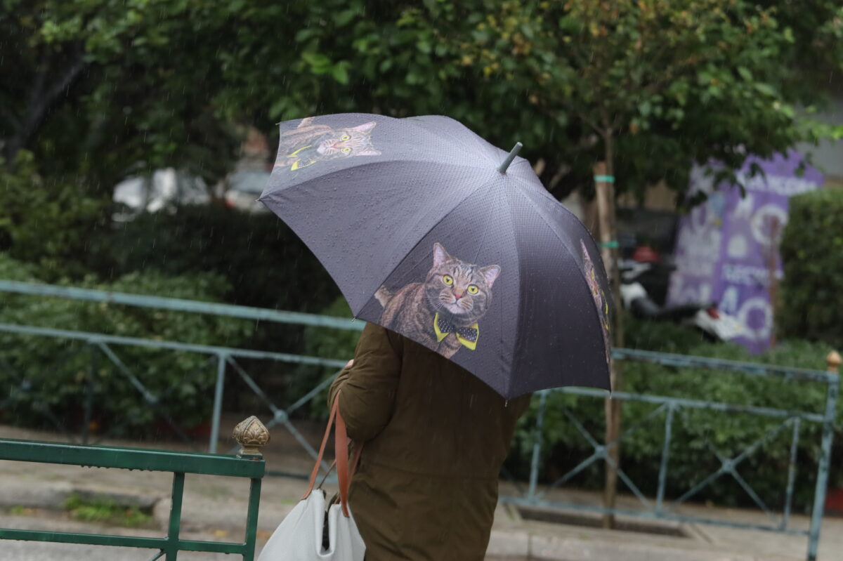Καιρός σήμερα: Βροχοπτώσεις σε Αττική και Θεσσαλονίκη – Καταιγίδες σε Μακεδονία και Θεσσαλία
