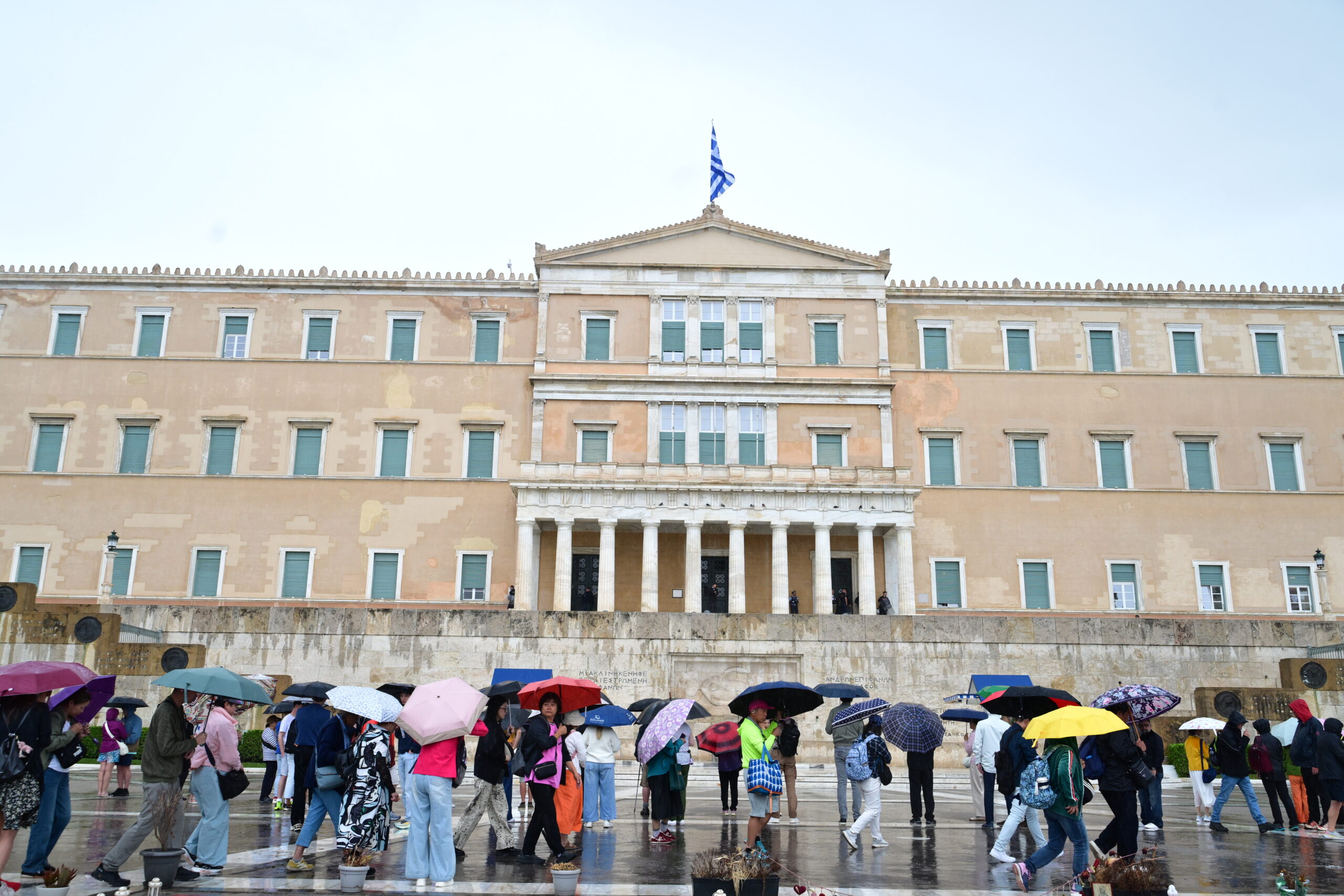 Καταρρακτώδεις βροχές στην Αττική: Με ομπρέλες και αδιάβροχα οι κάτοικοι και τουρίστες στο κέντρο της Αθήνας, δείτε βίντεο