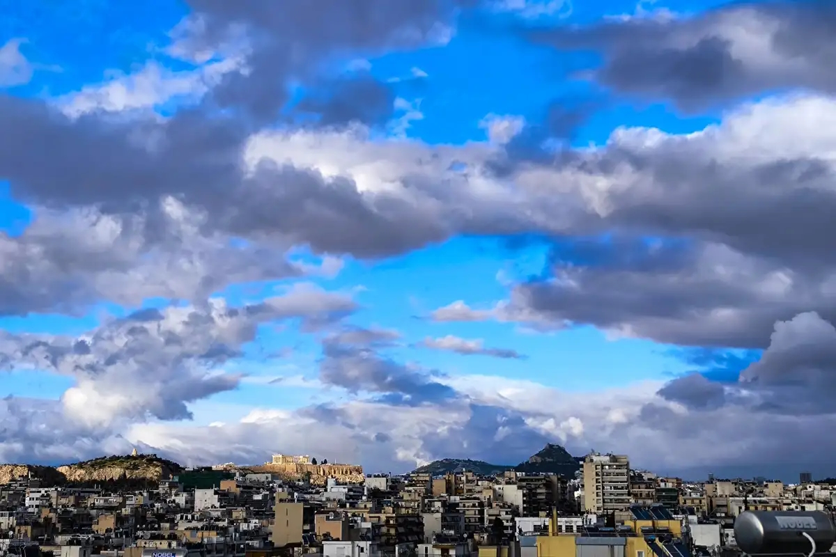 Καιρός αύριο: Καταιγίδες και βροχές στα ανατολικά, αραιά σύννεφα αλλού – Άνοδος θερμοκρασίας