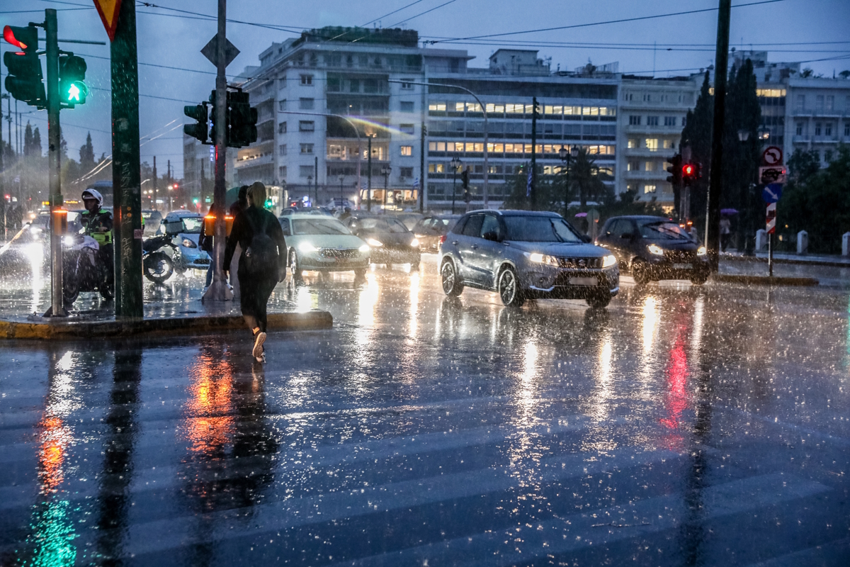 Καιρός σήμερα: Καταιγίδες και βροχές σε αρκετές περιοχές της χώρας – Η θερμοκρασία φτάνει τους 26 βαθμούς