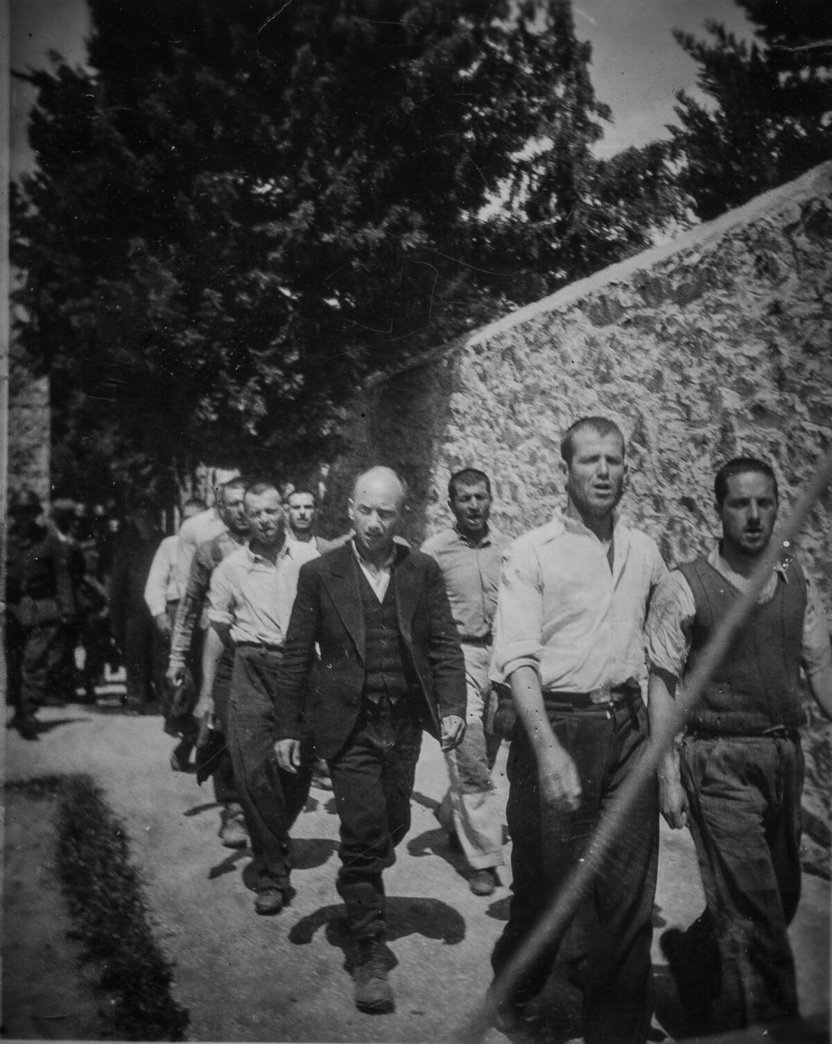 "Η εκτέλεση των 200 στην Καισαριανή την Πρωτομαγιά του 1944 και οι εικόνες που κατέγραψαν την τραγωδία"
