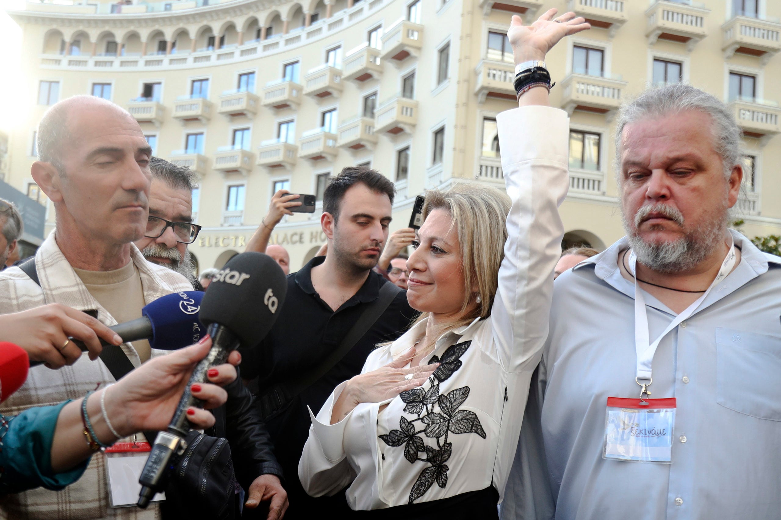 «Ελπίδα για τη Δημοκρατία» το κόμμα της Μαρία Καρυστιανού – Το μαύρο τριαντάφυλλο, η έκπληξη με την Μουτσάτσου και οι παρουσίες στο «Ολύμπιον» 32 «Ελπίδα για τη Δημοκρατία» το κόμμα της Μαρία Καρυστιανού – Το μαύρο τριαντάφυλλο, η έκπληξη με την Μουτσάτσου και οι παρουσίες στο «Ολύμπιον»