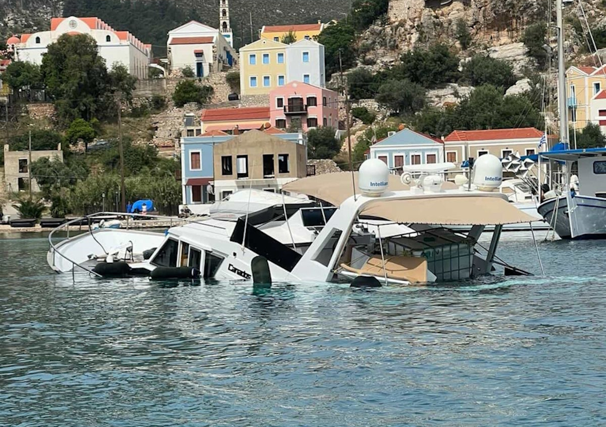 Καστελόριζο: Φωτογραφίες και βίντεο από τη βύθιση πολυτελούς γιοτ