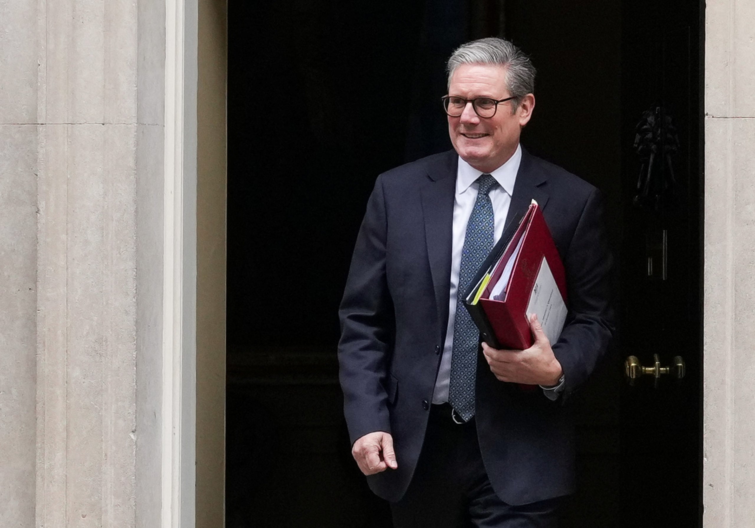 Κιρ Στάρμερ: «Δεν πρόκειται να φύγω» – Υπό πίεση ο Βρετανός Πρωθυπουργός μετά τη βαριά ήττα των Εργατικών