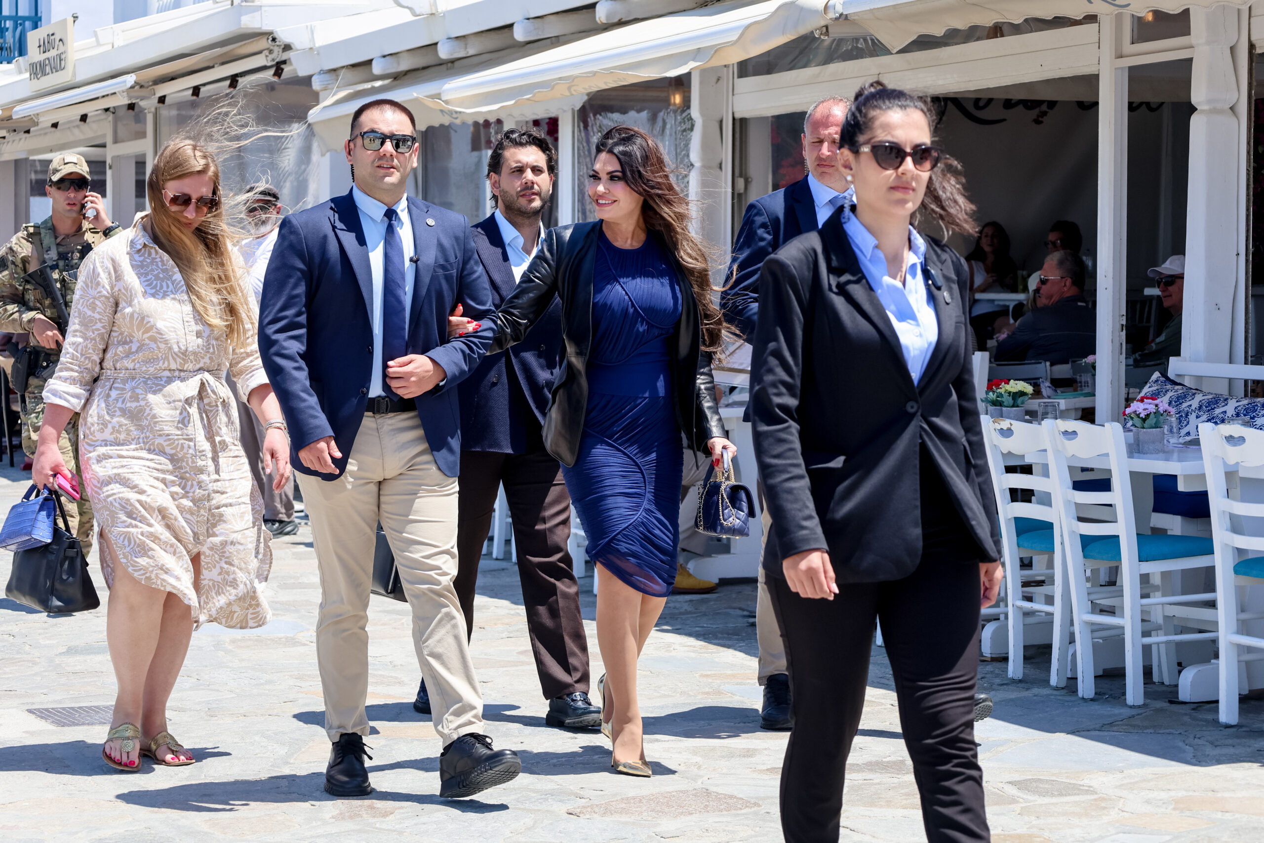 Η Κίμπερλι Γκιλφόιλ στη Μύκονο – Λουλούδια, χαμόγελα και δρακόντεια μέτρα ασφαλείας 6 Κίμπερλι Γκιλφόιλ