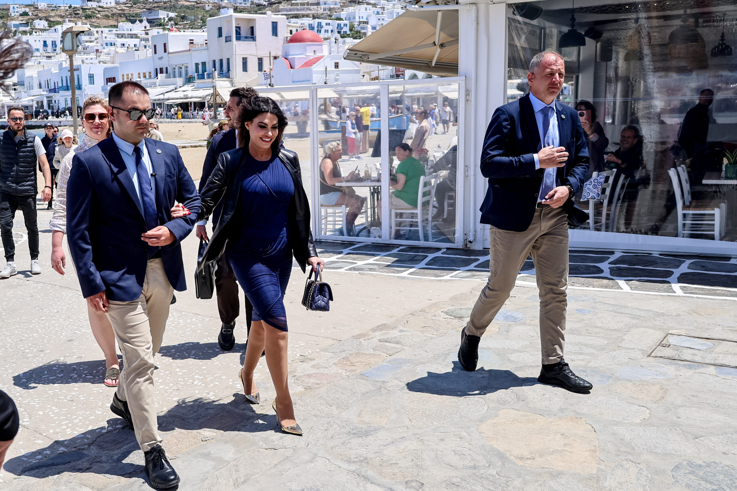 Η Κίμπερλι Γκιλφόιλ στη Μύκονο – Λουλούδια, χαμόγελα και δρακόντεια μέτρα ασφαλείας 8 Κίμπερλι Γκιλφόιλ
