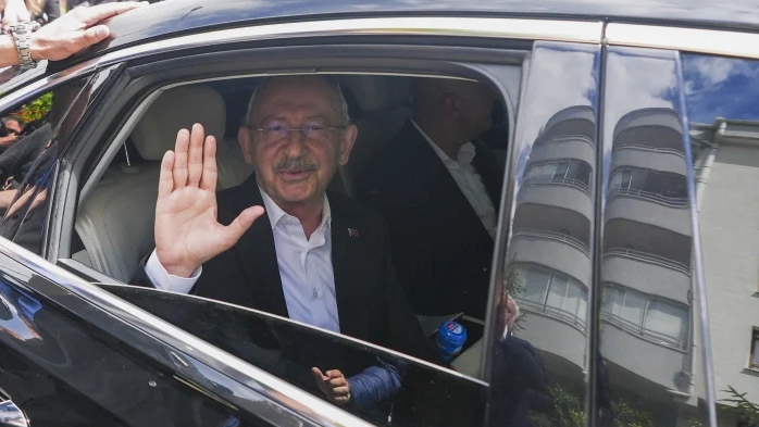 Τουρκία: Αστυνομική επιχείρηση στα γραφεία του CHP – Ο Κιλιτσντάρογλου ζητά απομάκρυνση του Οζγκιούρ Οζέλ