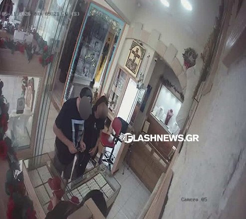 Χανιά: Ζευγάρι υποδυόταν τους πελάτες σε κοσμηματοπωλείο και άρπαξε αντικείμενα αξίας χιλιάδων ευρώ 4 Το ζευγάρι μέσα στο κοσμηματοπωλείο