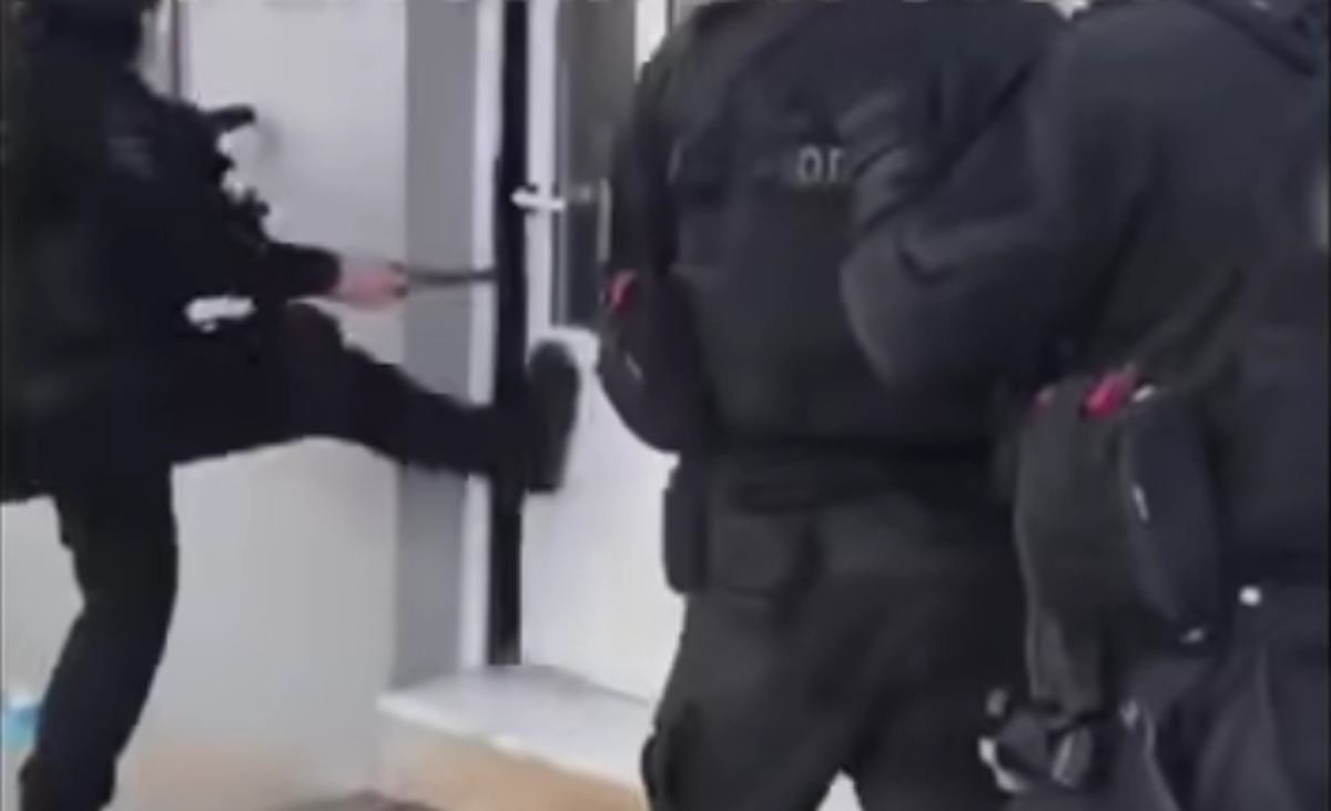 Κρήτη: Καρέ – καρέ η επιχείρηση της ΕΛΑΣ, βίντεο από τα όπλα, τα ναρκωτικά και τα χιλιάδες ευρώ
