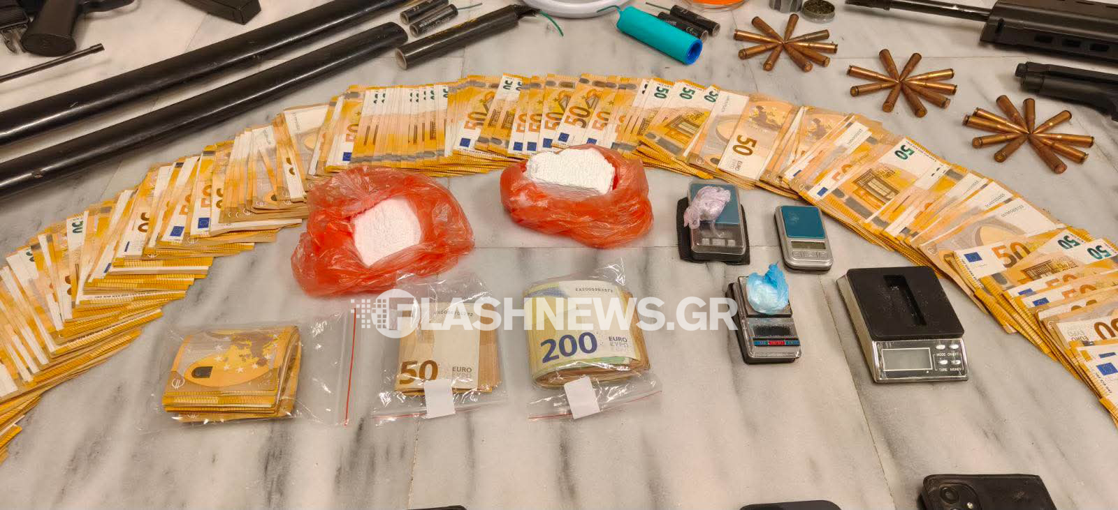 Κρήτη: Καρέ – καρέ η επιχείρηση της ΕΛΑΣ, βίντεο από τα όπλα, τα ναρκωτικά και τα χιλιάδες ευρώ 6 Έφοδοι της ΕΛΑΣ σε Ηράκλειο, Ρέθυμνο και Λασίθι